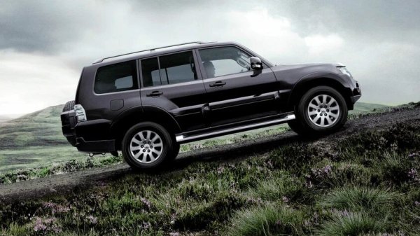 Един от характерните проблеми на независимото окачване на Pajero е блокирането на болтовете за регулиране на сходимостта и развала във втулките на тампоните на носачите. Влагата и пътните реагенти постепенно предизвикват корозия и болтовете могат да се захванат здраво за металните втулки. В резултат регулирането на геометрията на колелата понякога става възможно едва след демонтаж на крепежните елементи. При занемарени случаи болтовете трябва да бъдат срязани, което усложнява ремонта и увеличава разходите.

Какво да се направи

При оглед е важно да се провери дали геометрията на колелата може да се регулира нормално и дали крепежът на окачването не е блокирал. Ако болтовете са корозирали и блокирали, може да се наложи подмяната им заедно с тампоните или носачите в зависимост от състоянието на детайлите. При обслужване на окачването е добре крепежът да се проверява и болтовете да се обработват с подходяща смазка.
